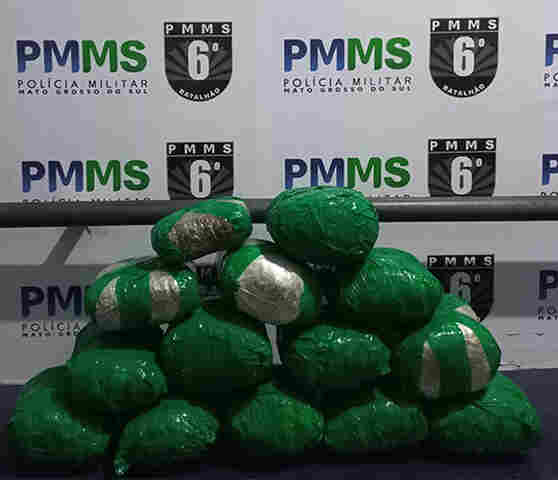 Homem &eacute; detido pela PM por tr&aacute;fico de drogas durante fiscaliza&ccedil;&atilde;o em &ocirc;nibus na entrada de Albuquerque