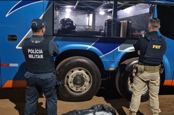 Mulher de 26 anos &eacute; presa por tr&aacute;fico de drogas em &ocirc;nibus no Posto Lampi&atilde;o Aceso em Corumb&aacute;