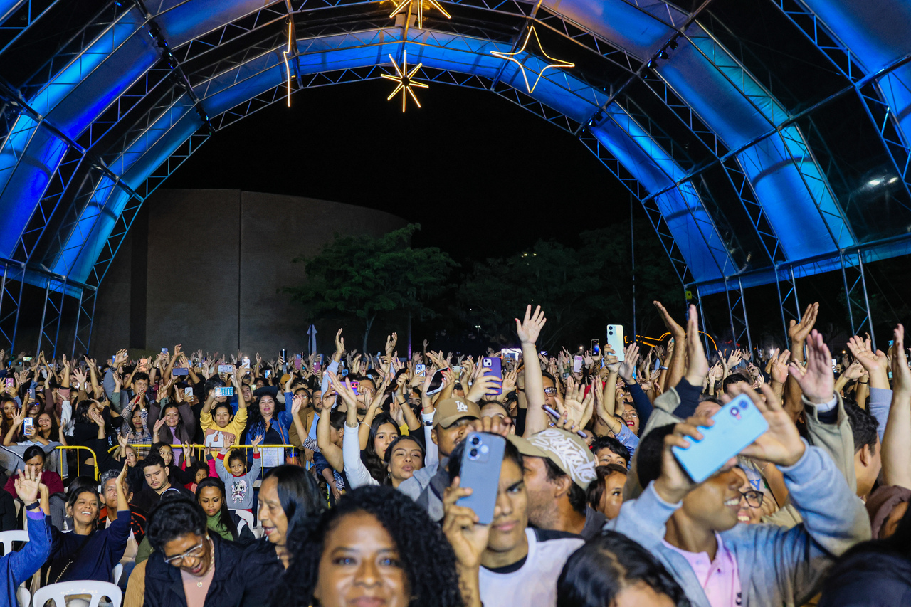 Com show hist&oacute;rico para 20 mil pessoas, Dilsinho encerrou Festival Am&eacute;rica do Sul