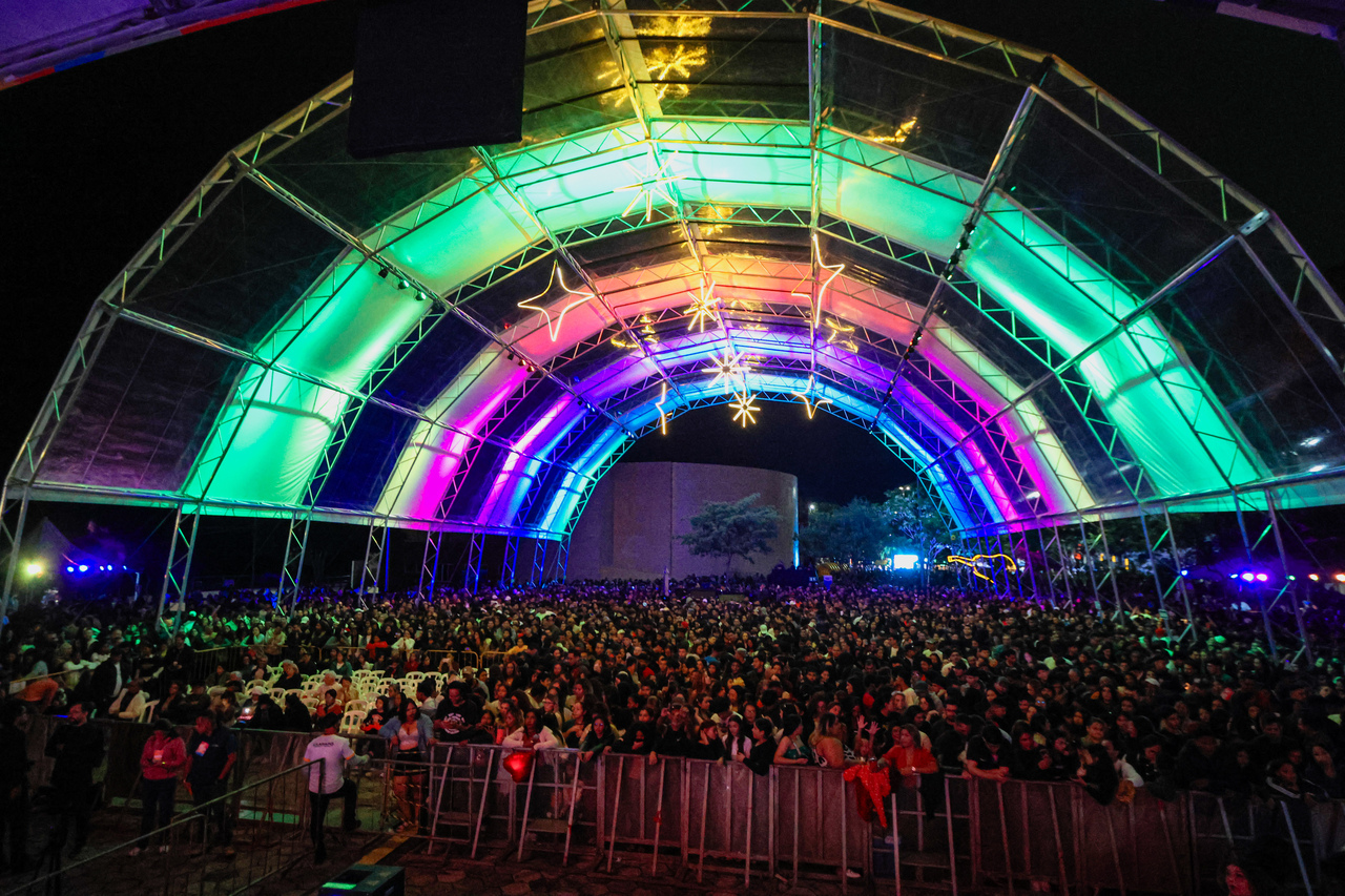 Com show hist&oacute;rico para 20 mil pessoas, Dilsinho encerrou Festival Am&eacute;rica do Sul