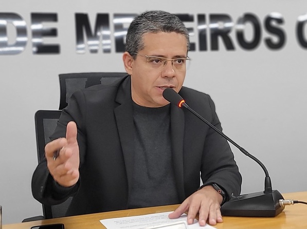 Vereador Alexandre Vasconcellos cobra relat&oacute;rio do cronograma da recupera&ccedil;&atilde;o da BR-262