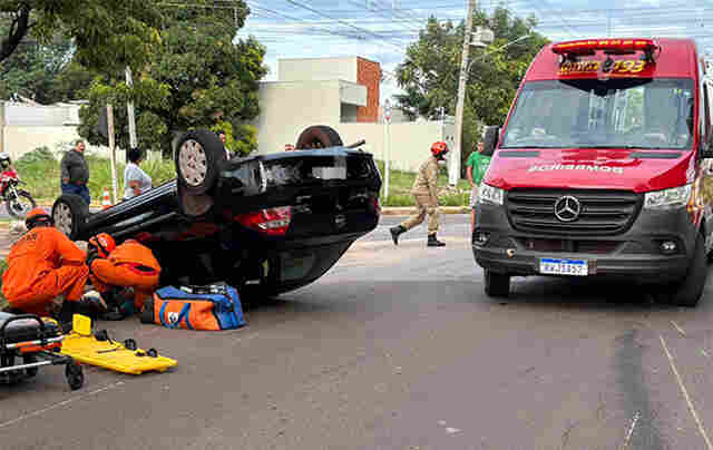 Ve&iacute;culo capota ap&oacute;s colis&atilde;o contra motocicleta no centro de Corumb&aacute;