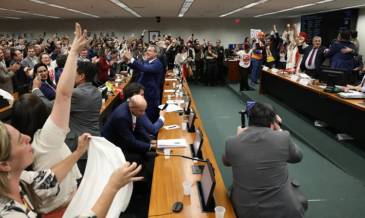 Comiss&atilde;o aprova relat&oacute;rio de PEC que acaba com escala 6X1 
