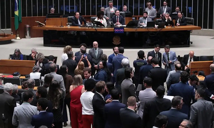 C&acirc;mara aprova, em primeiro turno, PEC do fim da escala 6x1 