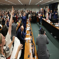 Comiss&atilde;o aprova relat&oacute;rio de PEC que acaba com escala 6X1 