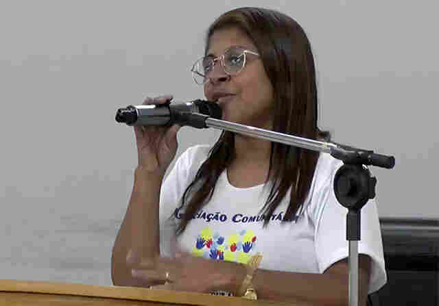 Associa&ccedil;&atilde;o Comunit&aacute;ria M&atilde;os Que Abra&ccedil;am busca dar voz a quem a dor silenciou, e depoimento emocionou p&uacute;blico na C&acirc;mara, a convite do vereador Jovan 