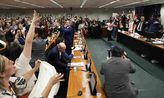 Comiss&atilde;o aprova relat&oacute;rio de PEC que acaba com escala 6X1 