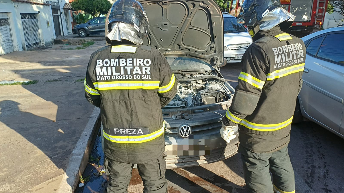 Veículo em chamas na área central de Corumbá mobilizou o Corpo de Bombeiros
