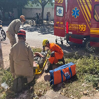Motociclista fica ferido ap&oacute;s sofrer queda ao desviar de cachorro em Corumb&aacute;