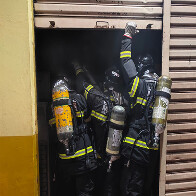 Bombeiros s&atilde;o acionados para conter inc&ecirc;ndio em espetaria na &aacute;rea central de Corumb&aacute;