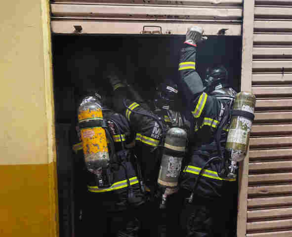 Bombeiros s&atilde;o acionados para conter inc&ecirc;ndio em espetaria na &aacute;rea central de Corumb&aacute;