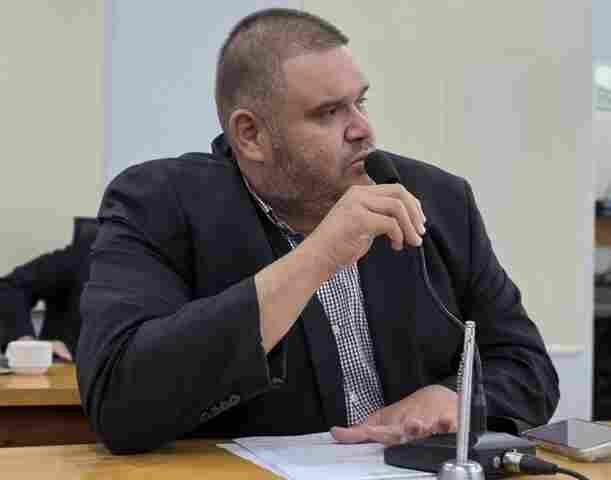 Jovan busca informa&ccedil;&otilde;es sobre os servi&ccedil;os fisioterap&ecirc;uticos em Corumb&aacute;
