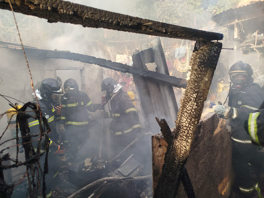Resid&ecirc;ncia fica destru&iacute;da ap&oacute;s inc&ecirc;ndio no bairro Cristo Redentor em Corumb&aacute;