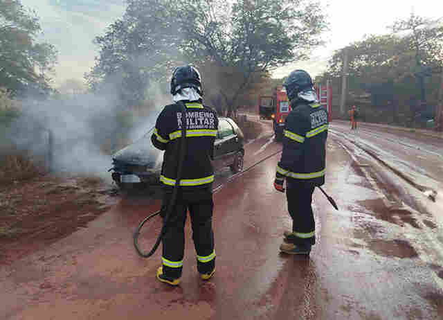 Bombeiros s&atilde;o acionados para conter inc&ecirc;ndio em ve&iacute;culo na Rua Frei Liberato em Lad&aacute;rio
