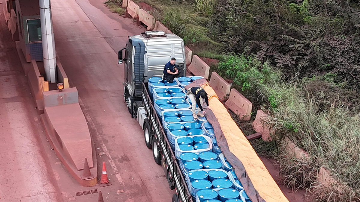 Fiscaliza&ccedil;&atilde;o apreende carga de 20 toneladas de acetato de etila insumo qu&iacute;mico utilizado na produ&ccedil;&atilde;o de coca&iacute;na