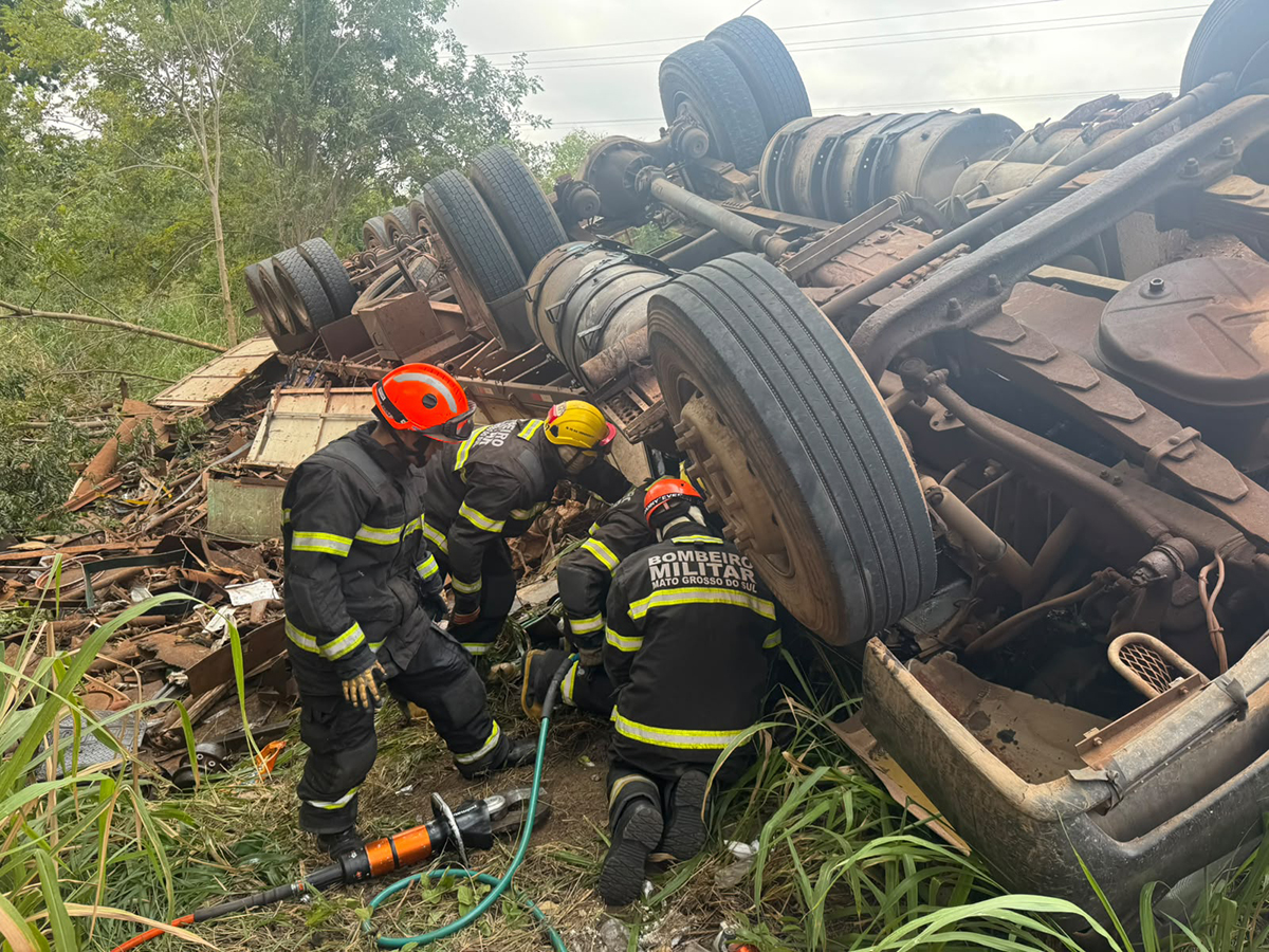 Caminhoneiro boliviano morre após tombar carreta com sucata na rotatória da Rodovia Ramão Gomez em Corumbá