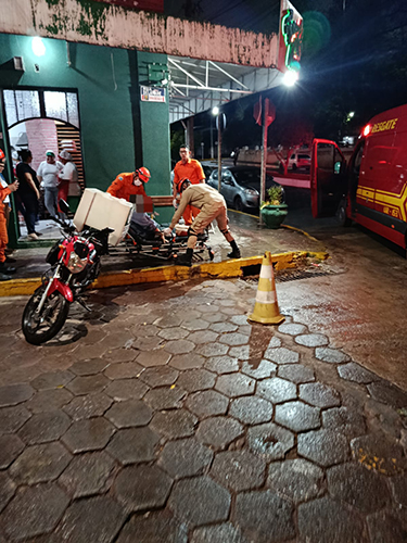 Motociclista fica ferido com escoria&ccedil;&otilde;es na perna e no bra&ccedil;o ap&oacute;s sofrer queda na &aacute;rea central de Corumb&aacute;