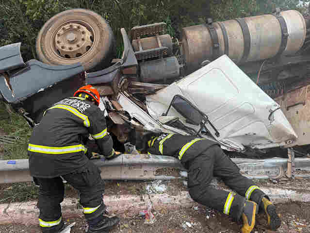 Caminhoneiro boliviano morre ap&oacute;s tombar carreta com sucata na rotat&oacute;ria da Rodovia Ram&atilde;o Gomez em Corumb&aacute;