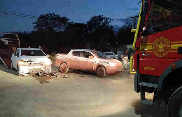 M&atilde;e e filho ficam feridos ap&oacute;s colis&atilde;o entre ve&iacute;culos em Corumb&aacute;, Ambos n&atilde;o utilizavam cinto de seguran&ccedil;a