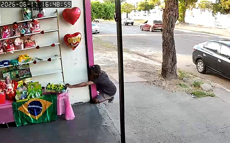 V&Iacute;DEO: Homem furta loja e utiliza port&atilde;o lateral do Cemit&eacute;rio Santa Cruz como rota de fuga