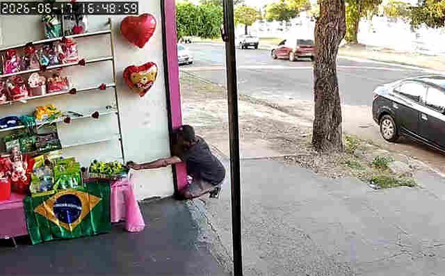 V&Iacute;DEO: Homem furta loja e utiliza port&atilde;o lateral do Cemit&eacute;rio Santa Cruz como rota de fuga