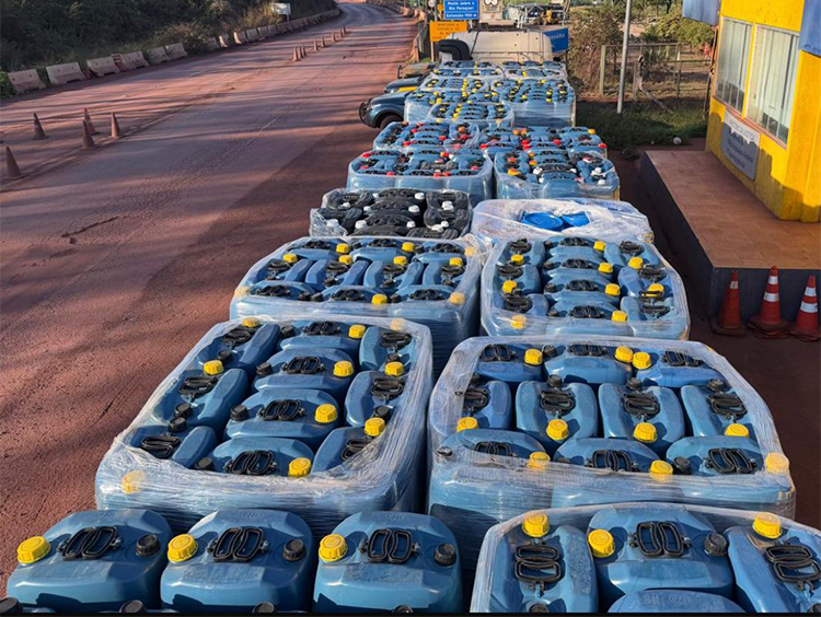 Receita Federal, PRF, Exército e Garras apreendem carreta com 21 toneladas de insumo químico utilizado na produção de cocaína em Corumbá