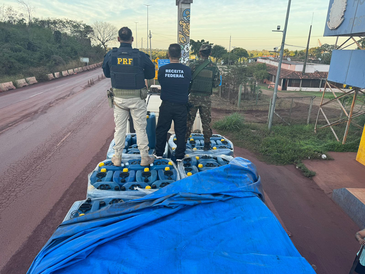 Receita Federal, PRF, Exército e Garras apreendem carreta com 21 toneladas de insumo químico utilizado na produção de cocaína em Corumbá