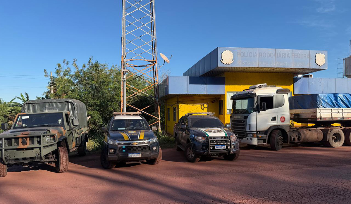 Receita Federal, PRF, Exército e Garras apreendem carreta com 21 toneladas de insumo químico utilizado na produção de cocaína em Corumbá