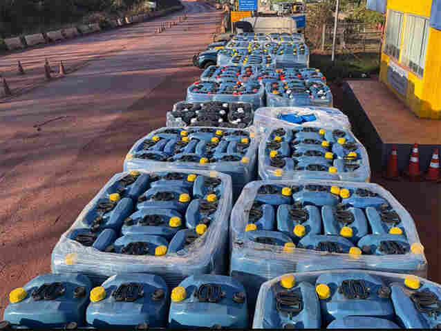 Receita Federal, PRF, Ex&eacute;rcito e Garras apreendem carreta com 21 toneladas de insumo qu&iacute;mico utilizado na produ&ccedil;&atilde;o de coca&iacute;na em Corumb&aacute;