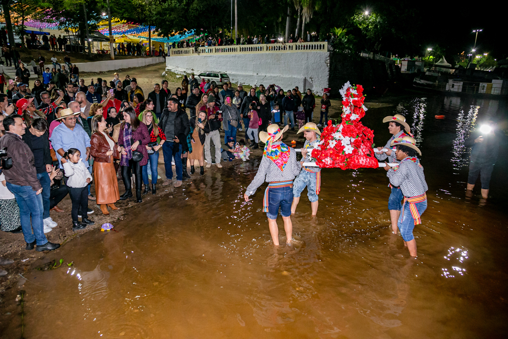 Arraial do Banho de São João tem shows, missa e descida dos andores nesta terça-feira