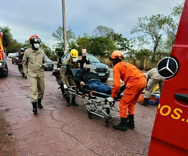 Pista molhada provoca queda de motocicleta e deixa duas pessoas feridas na Avenida Rio Branco em Corumbá
