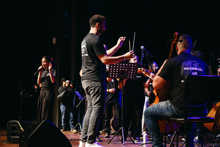 Primeiro maestro formado pelo Moinho Cultural assume reg&ecirc;ncia de turn&ecirc; nacional da Nova Orquestra