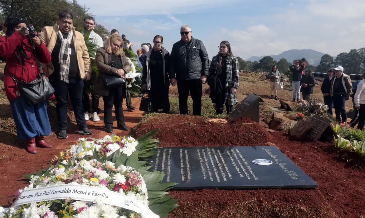 Restos mortais de Grenaldo Silva, morto pela ditadura, s&atilde;o sepultados 