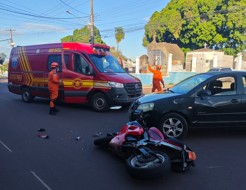 Motociclista fica ferido ap&oacute;s colidir contra carro em frente ao cemit&eacute;rio Santa Cruz em Corumb&aacute; 