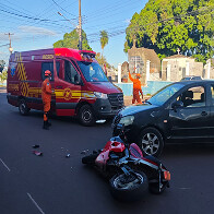 Motociclista fica ferido ap&oacute;s colidir contra carro em frente ao cemit&eacute;rio Santa Cruz em Corumb&aacute; 