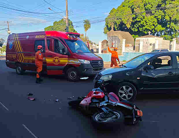 Motociclista fica ferido ap&oacute;s colidir contra carro em frente ao cemit&eacute;rio Santa Cruz em Corumb&aacute; 