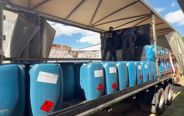 Receita Federal e PF ret&ecirc;m 11 toneladas de insumo qu&iacute;mico usado na produ&ccedil;&atilde;o de coca&iacute;na em Corumb&aacute;