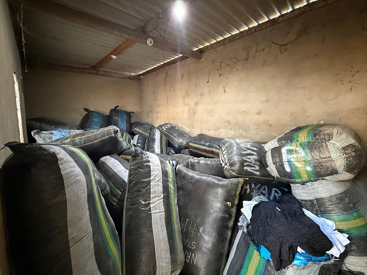 Receita Federal e PF ret&ecirc;m 11 toneladas de insumo qu&iacute;mico usado na produ&ccedil;&atilde;o de coca&iacute;na em Corumb&aacute;