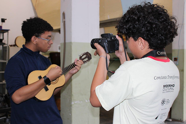 Jovens do Moinho Cultural recebem forma&ccedil;&atilde;o especializada em fotografia por meio do projeto "A Fotografia Iluminando Sonhos e Transformando Vidas"