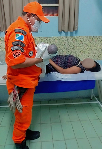 Beb&ecirc; Brian nasce dentro de viatura do Corpo de Bombeiros durante atendimento em Lad&aacute;rio