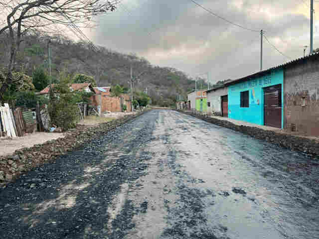 Prefeitura de Lad&aacute;rio inicia aplica&ccedil;&atilde;o da primeira camada de asfalto no Nova Alian&ccedil;a