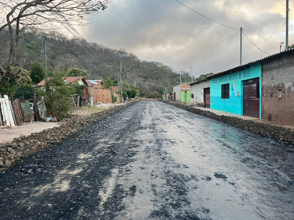 Prefeitura de Ladário inicia aplicação da primeira camada de asfalto no Nova Aliança