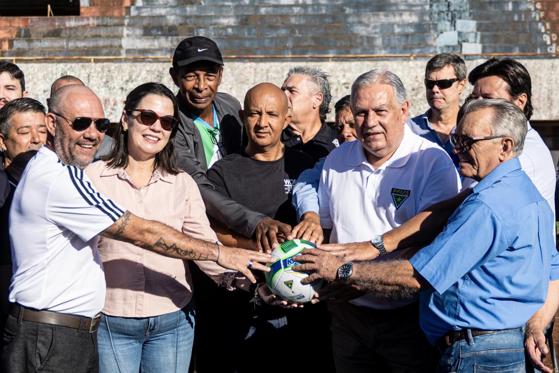 FFMS apresenta etapa de revitalização do gramado do Morenão e reforça parceria com Governo do Estado