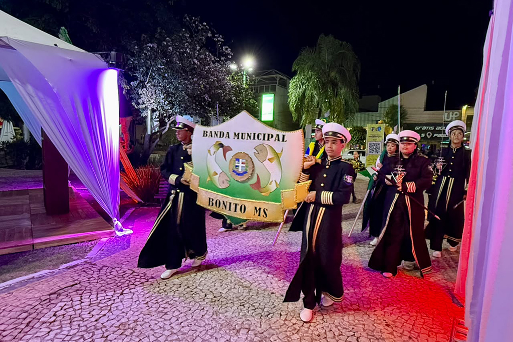 Em cerim&ocirc;nia de abertura, FLIB premia alunos de escolas p&uacute;blicas e emociona p&uacute;blico com espet&aacute;culo de Paulo Betti 