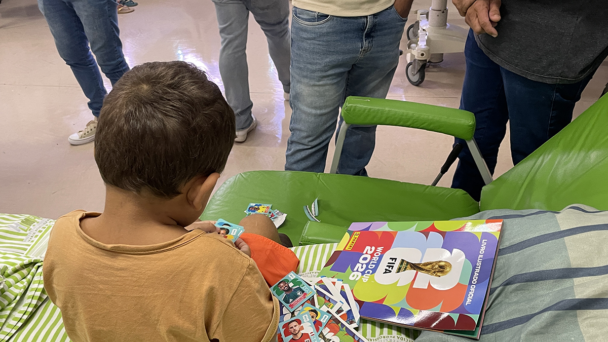 Campanha Gola&ccedil;o Solid&aacute;rio transforma figurinhas em sorrisos e deixa legado de afeto no Humap-UFMS/HU Brasil