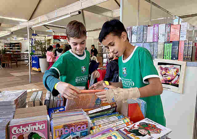 Circuito Pedag&oacute;gico encerra a FLIB com 4,5 mil crian&ccedil;as na Pra&ccedil;a da Liberdade