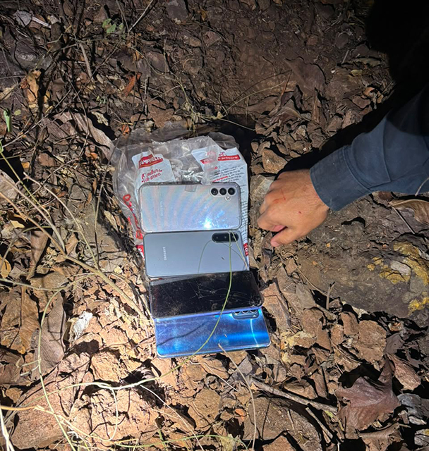 Indiv&iacute;duos s&atilde;o detidos pela PM, ap&oacute;s roubar 4 celulares munidos de fac&atilde;o em Lad&aacute;rio