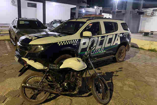 Indiv&iacute;duos s&atilde;o detidos pela PM, ap&oacute;s roubar 4 celulares munidos de fac&atilde;o em Lad&aacute;rio