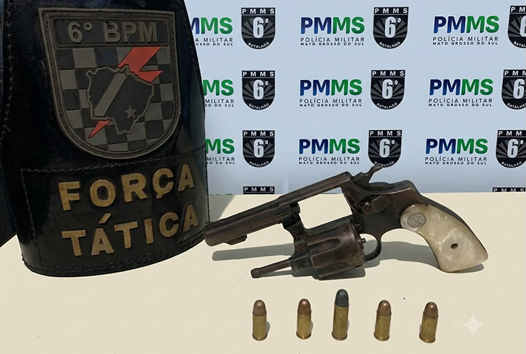 Pol&iacute;cia Militar apreende arma de fogo e conduz envolvidos por inj&uacute;ria e inj&uacute;ria racial em Lad&aacute;rio