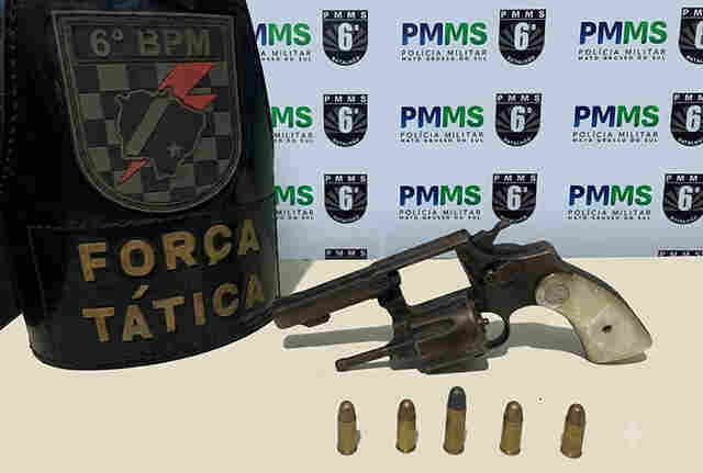 Pol&iacute;cia Militar apreende arma de fogo e conduz envolvidos por inj&uacute;ria e inj&uacute;ria racial em Lad&aacute;rio